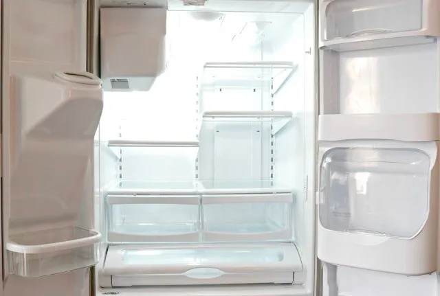 Lấy hết tất cả các thực phẩm hiện có trong tủ lạnh ra ngoài 