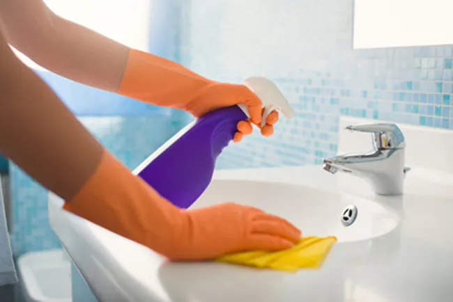 Nước đọng lại làm trơn trượt, tạo mùi hôi, vì vậy bạn nên lau dọn ngay sau khi sử dụng để nhà vệ sinh luôn khô ráo, thoáng mát.