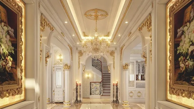 Phào chỉ tường họa tiết phù điêu được kết hợp với không gian nội thất mạ vàng của biệt thự