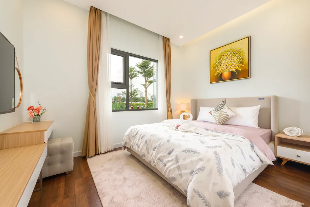 Phòng ngủ cùng khá đơn giản với các tông màu sáng tạo sự nhẹ nhàng, dễ chịu để nghỉ ngơi và thư giãn.