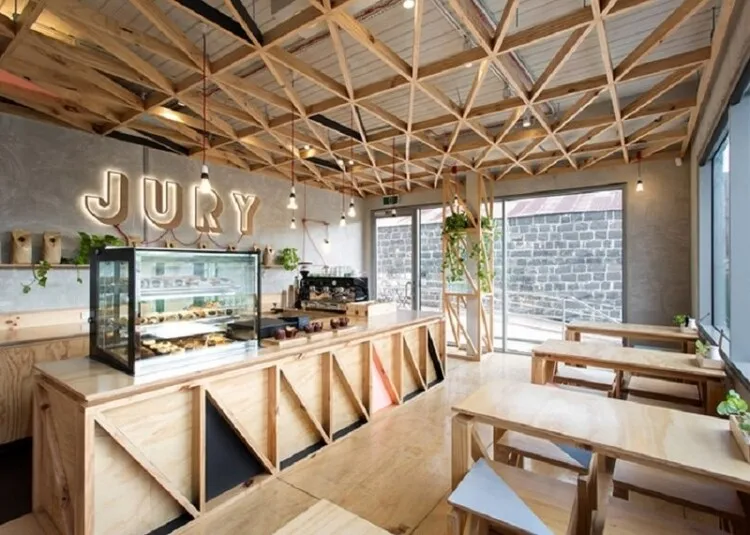 Quán cà phê sử dụng gỗ cao su trang trí trần, ốp quầy bar, làm bàn ghế