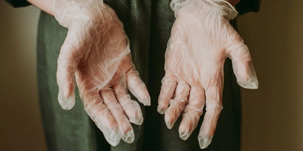 Quét dọn, lau chùi nhà cửa bằng những dung dịch tẩy rửa sẽ gây ra nhạy cảm da, cần sử dụng bao tay cao su để tránh tiếp xúc trực tiếp với hoá chất.