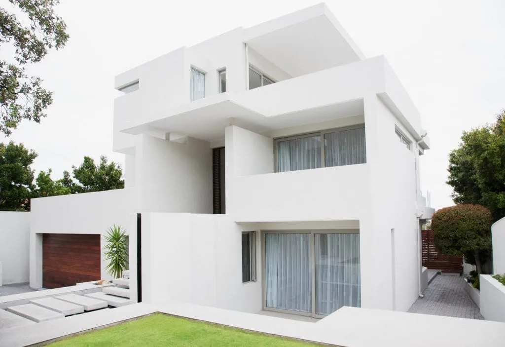 Sơn tường ngoại thất màu trắng phù hợp cho mọi phong cách kiến trúc và loại hình nhà ở, từ nhà ống đến biệt thự