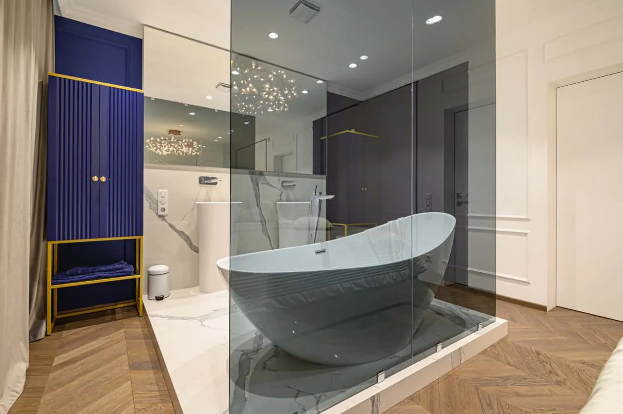Thiết kế vách kính phủ màu ngăn cách phòng tắm với không gian khác, mang đến sự hiện đại và đẳng cấp.