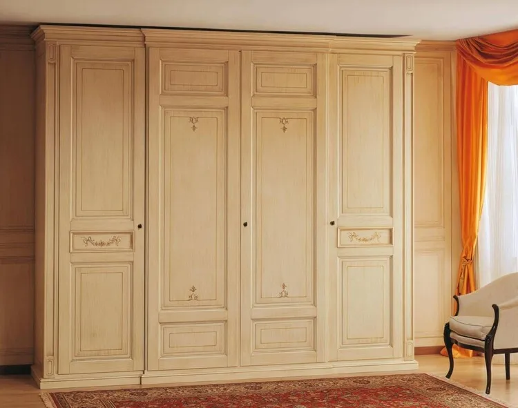 Tủ quần áo từ gỗ cao su phủ sơn màu kem và thiết kế đơn giản theo lối vintage