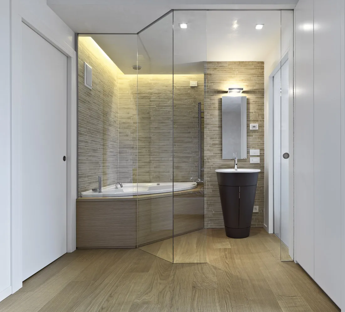 Vách kính nhà tắm trong suốt, phân chia không gian trong nhà, tận dụng ánh sáng tự nhiên tối ưu.