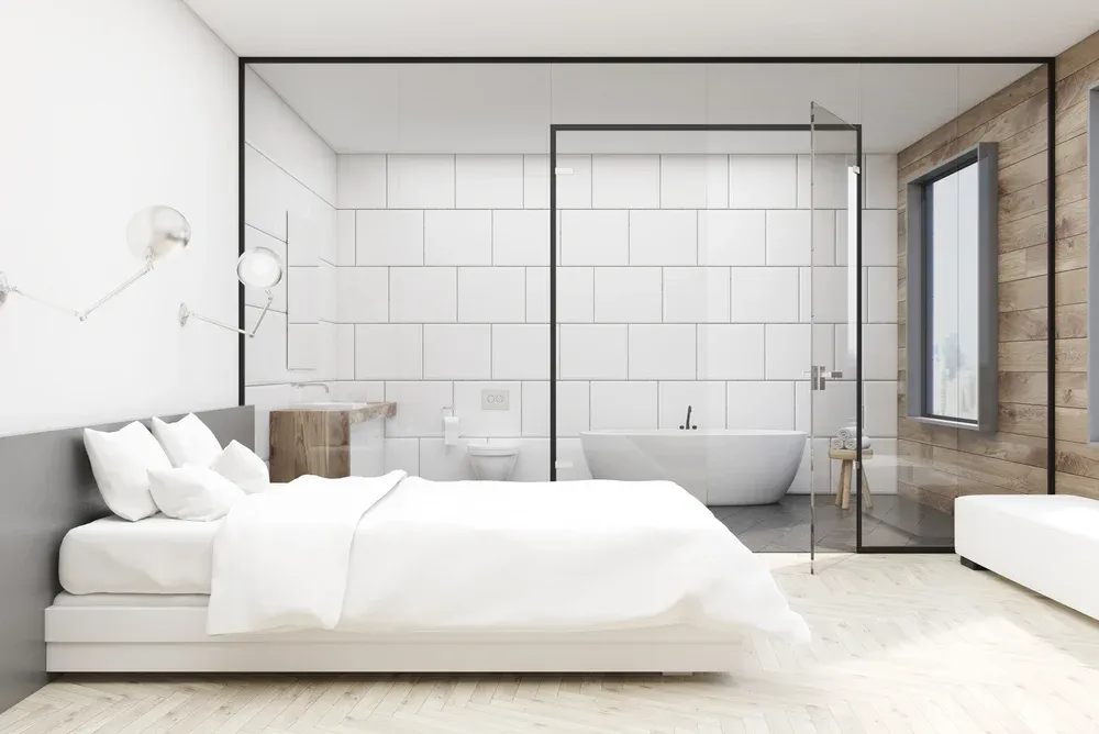 Vách kính phân chia khu vực nhà tắm với phòng ngủ, tạo không gian riêng tư và tiện nghi cho gia đình.
