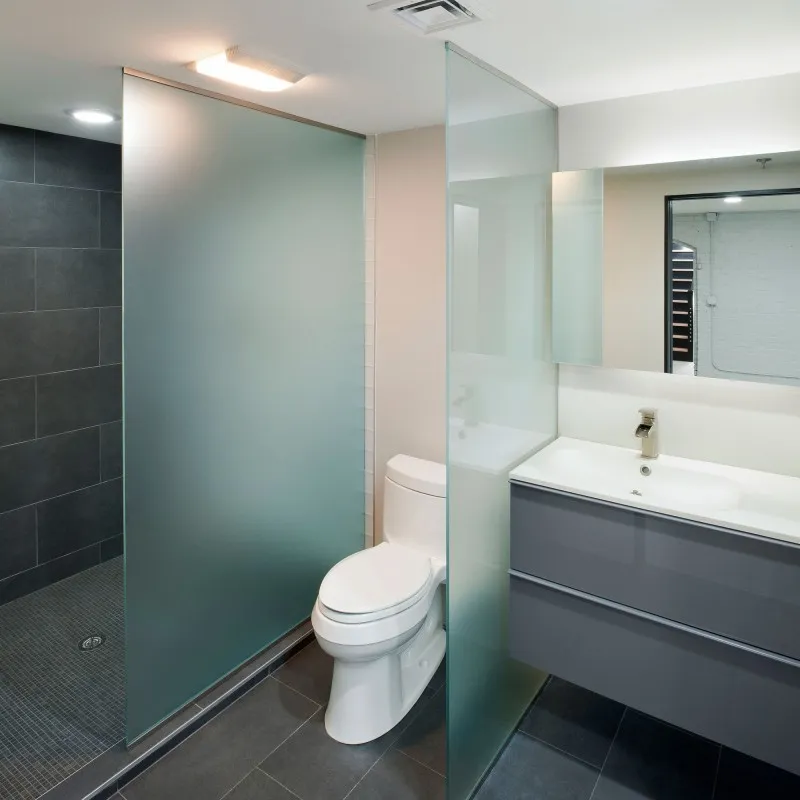 Vách kính phòng tắm phủ mờ tinh tế và hiện đại, mang đến cảm giác riêng tư.