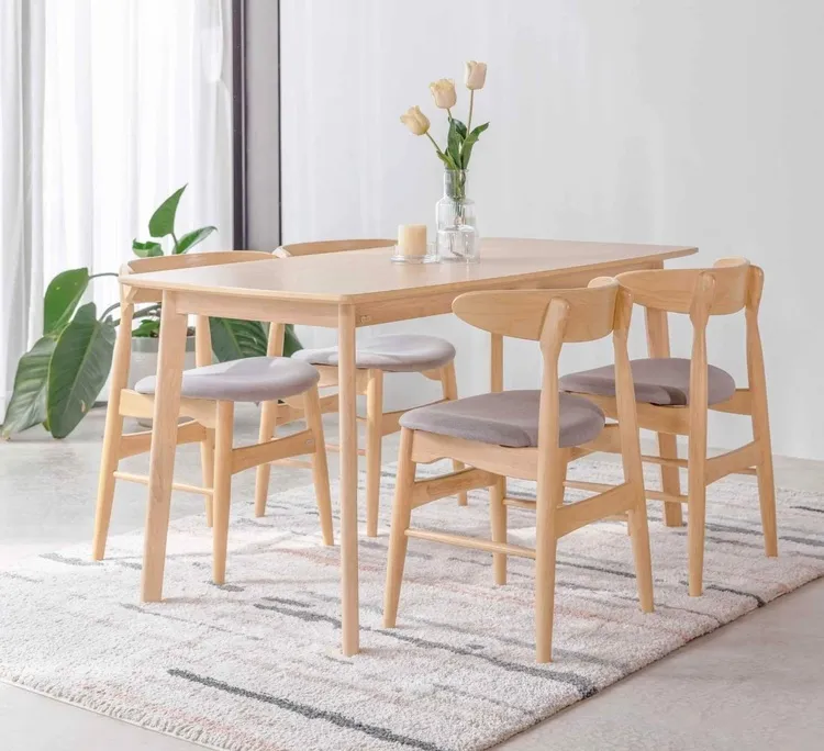 Với màu sắc nhẹ nhàng, trang nhã, bàn ăn gỗ cao su là lựa chọn phù hợp cho gian bếp chung cư hoặc căn hộ hiện đại