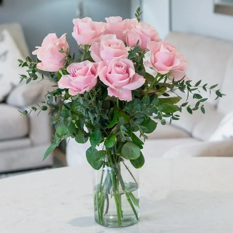 Bình hoa hồng tô điểm cho không gian nội thất trong nhà