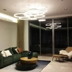 Đèn gắn trần với thiết kế vòng chùm độc đáo, thích hợp cho không gian phòng khách hiện đại.