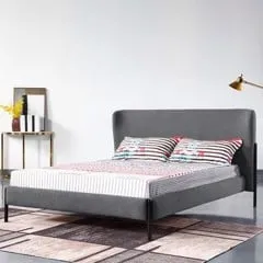 Giường có cấu trúc tinh giản, phần thân và đầu giường được bọc vải tông xám đậm trung tính. Phần đầu giường thiết kế cao, với hai góc bo cong tạo nét tinh tế.