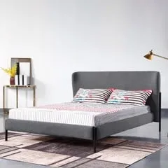 Giường có cấu trúc tinh giản, phần thân và đầu giường được bọc vải tông xám đậm trung tính. Phần đầu giường thiết kế cao, với hai góc bo cong tạo nét tinh tế.