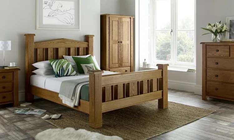 Màu nâu tự nhiên của gỗ dổi chế tác thành tủ đồ và giường ngủ tạo nên cảm giác mộc mạc, gần gũi cho không gian