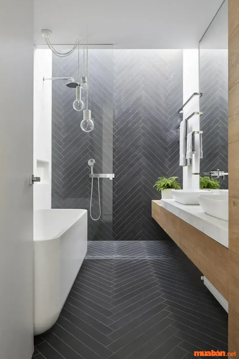 Phòng tắm 3m2 với bộ lát sàn - tường màu đen, mang lại cảm giác sang trọng