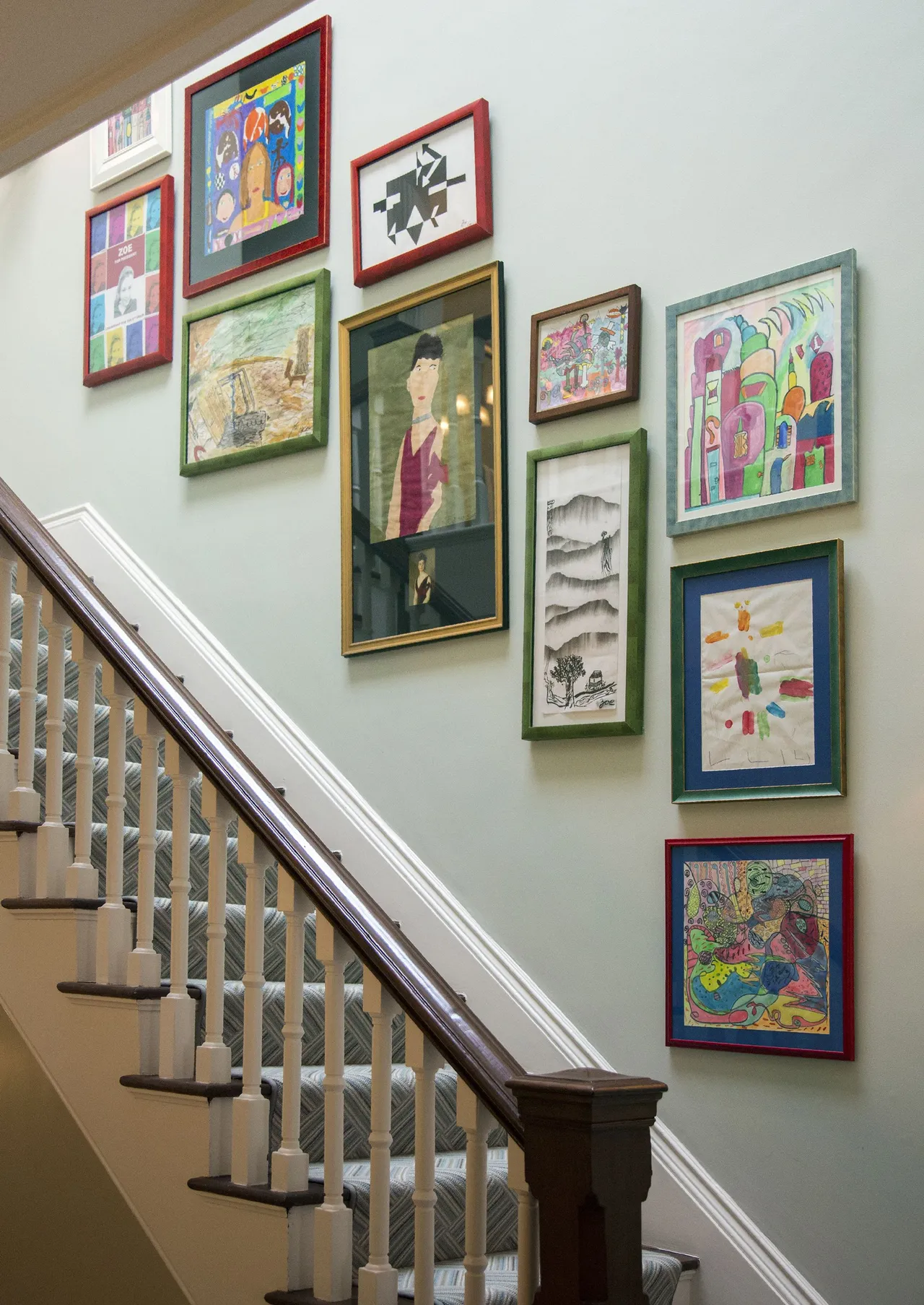 Sắp xếp tranh dọc khu vực cầu thang với những bức tranh ấn tượng
