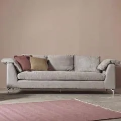 Sofa bọc vải xám nhạt với phần đệm êm ái. Góc cạnh sofa gọn gàng, thiết kế đơn giản cùng tông màu trung tính, dễ bày phối trong không gian phòng khách.