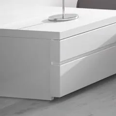 Tab đầu giường với thiết kế khối hộp tinh gọn đơn giản cùng tông trắng sang trọng.