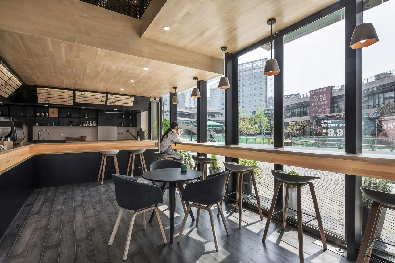 Thi công quán cafe hiện đại ứng dụng vật liệu gỗ
