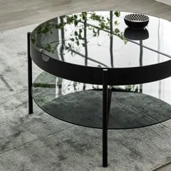 Thiết kế tinh tế của chiếc bàn phù hợp với nhiều phong cách trang trí. Bàn trà mặt kính với kích thước vừa phải phù hợp cho sinh hoạt thường ngày tại phòng khách.