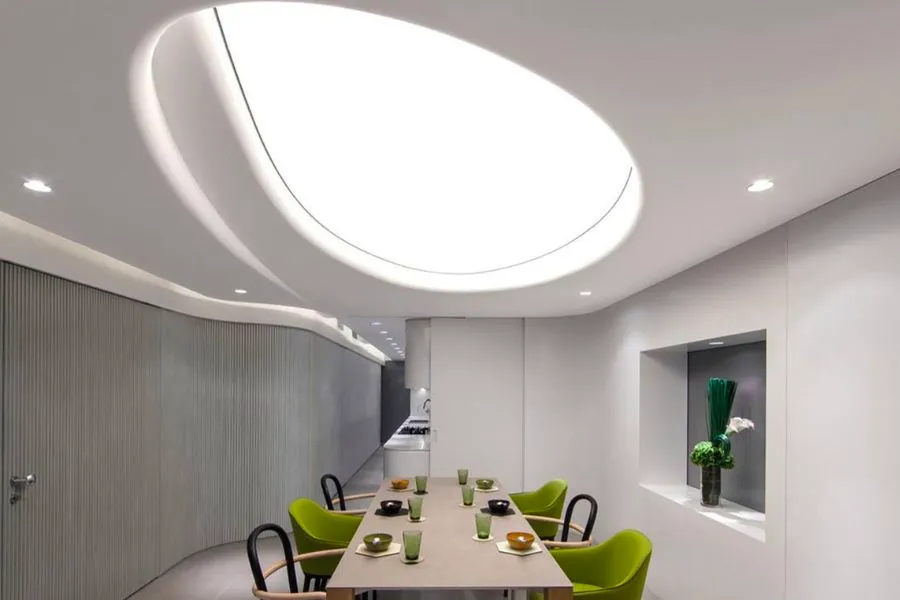 Trần xuyên sáng được thiết kế độc đáo trong không gian phòng ăn