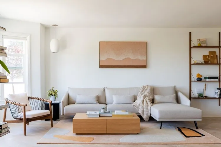 Trang trí phòng khách nhà phố ấm cúng, nhẹ nhàng với màu xám và màu gỗ tự nhiên.