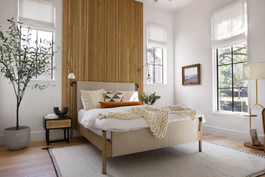 Trong phong cách Bắc Âu, những đồ nội thất phòng ngủ đều được làm từ chất liệu gỗ tự nhiên để có thể mang đến không gian ấm cúng cho phòng ngủ