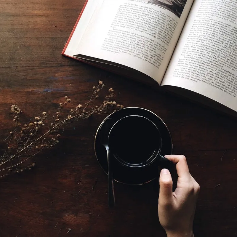 1 tách cafe + 1 cuốn sách hay = 1 cách giải trí tại nhà ý nghĩa