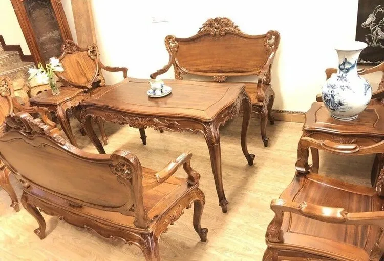 Bàn ghế gỗ gụ thiết kế theo lối tân cổ điển trang nhã và sang trọng phù hợp cho các không gian phòng khách nhỏ nhắn và ấm cúng.