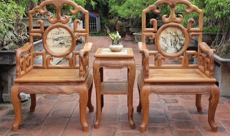 Bộ ghế chế tác từ gỗ gụ kết hợp khảm tranh mang lại vẻ đẹp cổ điển tinh tế