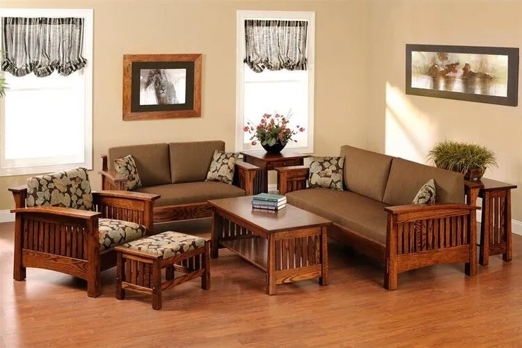 Bộ sofa từ gỗ gụ đơn giản nhưng tinh tế, đồng màu với sàn nhà tạo đem lại cho phòng khách vẻ đẹp vừa ấm cúng, vừa phảng phất chút hoài cổ.