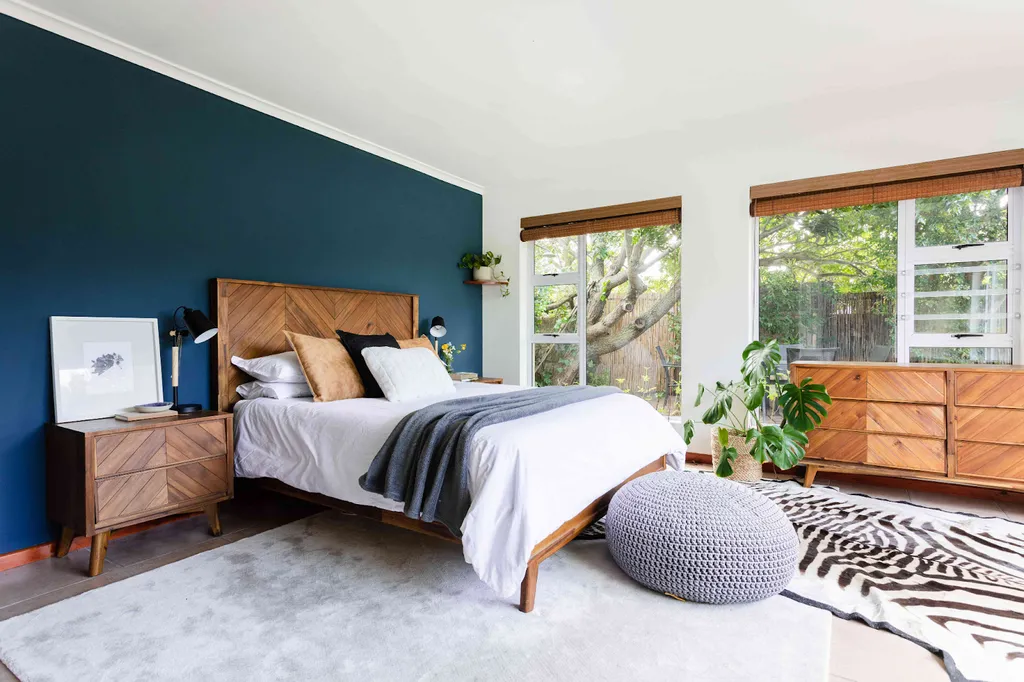 Bức tường sơn xanh biển mang lại cảm giác mát rượi cho phòng ngủ