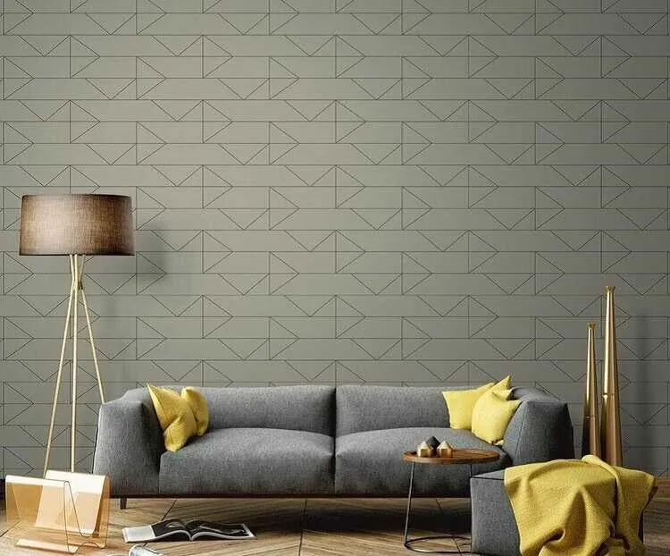 Giấy dán màu xám và hoa văn là các đường tam giác vừa ăn khớp với sàn gỗ, vừa hài hoà với màu sắc chung của nội thất.