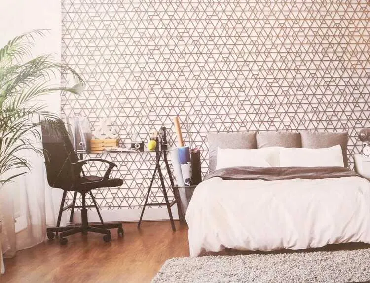 Giấy dán nền trắng và hoa văn hình học nổi bật tạo vẻ đẹp hiện đại cho phòng ngủ