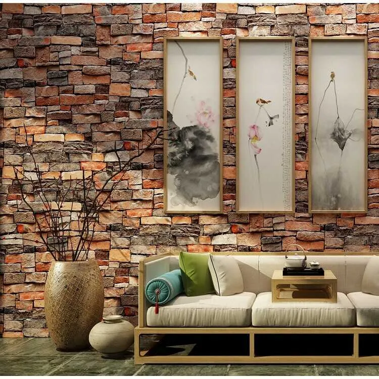 Giấy dán tường giả gạch thô khiến phòng khách theo phong cách Á Đông trở nên vừa lạ mắt vừa tinh tế.