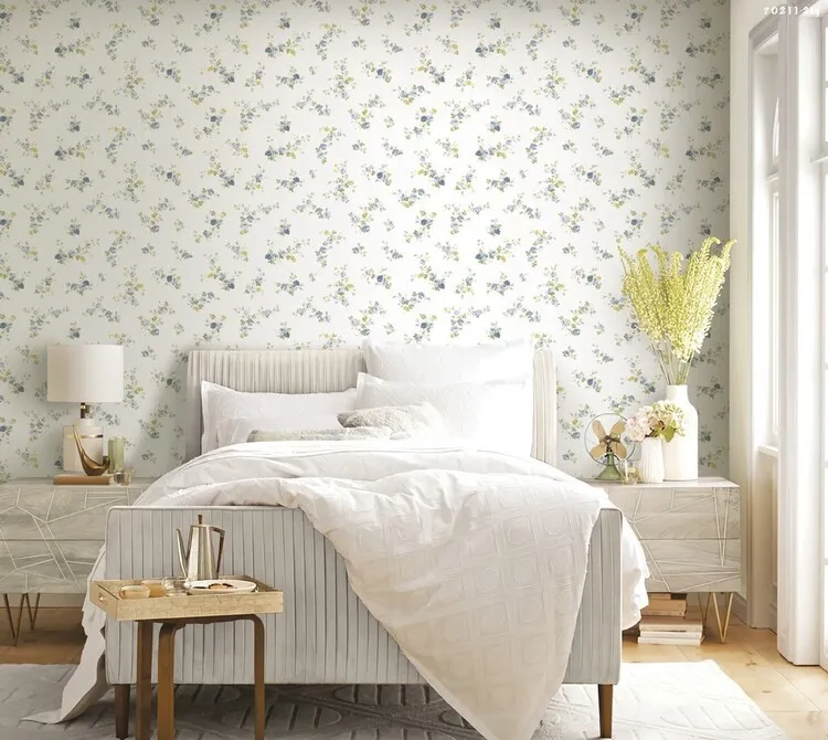 Giấy dán với hoa nhí nhẹ nhàng cho căn phòng ngủ thêm đậm chất vintage