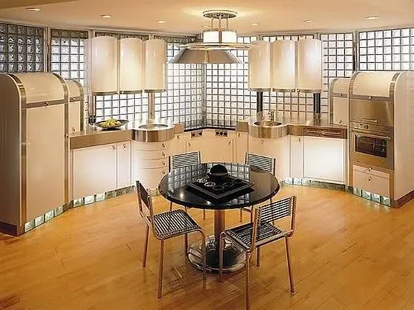 Không gian bếp hiện đại với gạch kính ốp tường