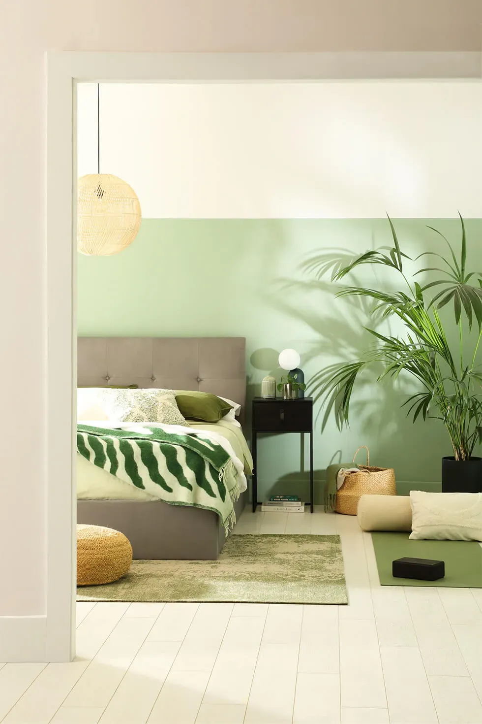 Không gian phòng ngủ yên bình với tường sơn xanh lá