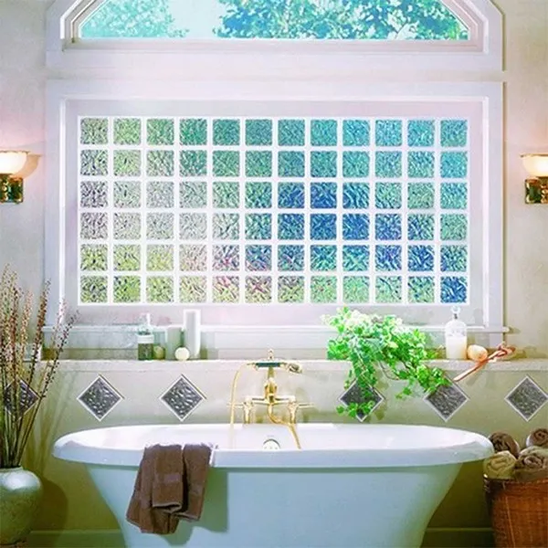 Lắp gạch kính ở vị trí bồn tắm để không gian thêm phần thu hút