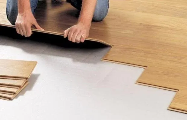 Lát sàn phòng bằng tấm nhựa giả gỗ