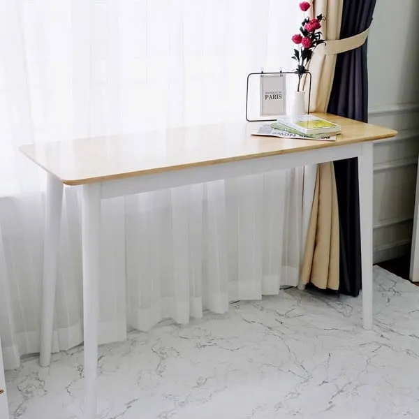 Mẫu bàn làm việc đơn giản với bề mặt bàn rộng rãi