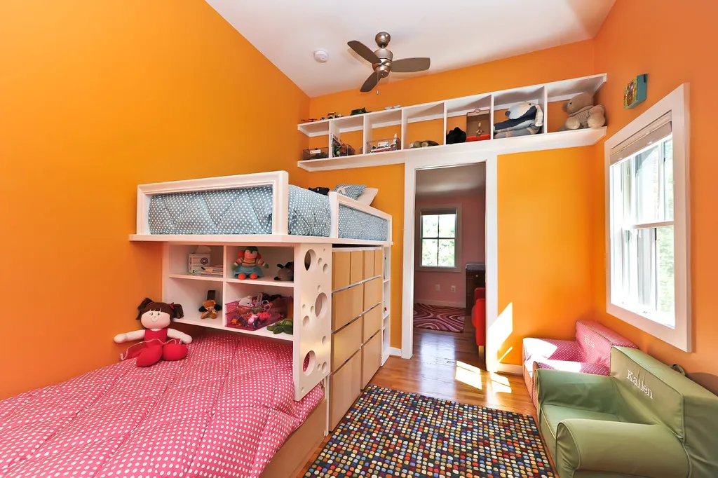 Màu cam còn có thể ứng dụng cho tường phòng ngủ cho bé