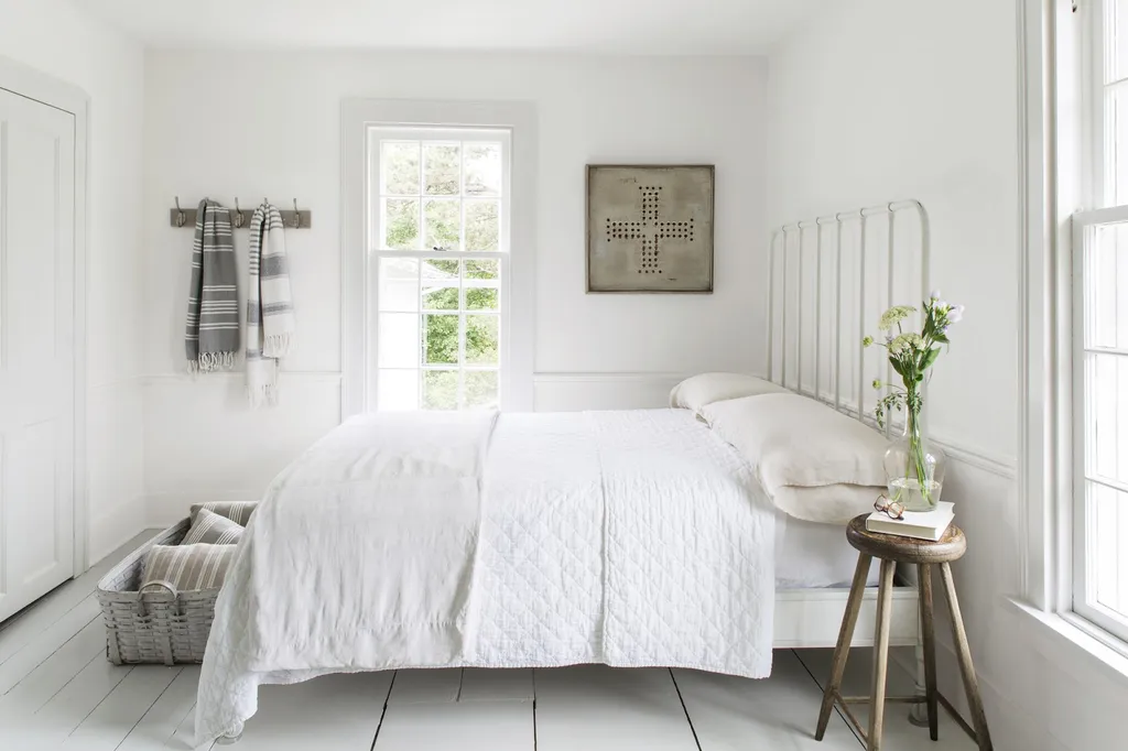 Màu trắng là màu sơn phòng ngủ đẹp phù hợp cho không gian nhỏ