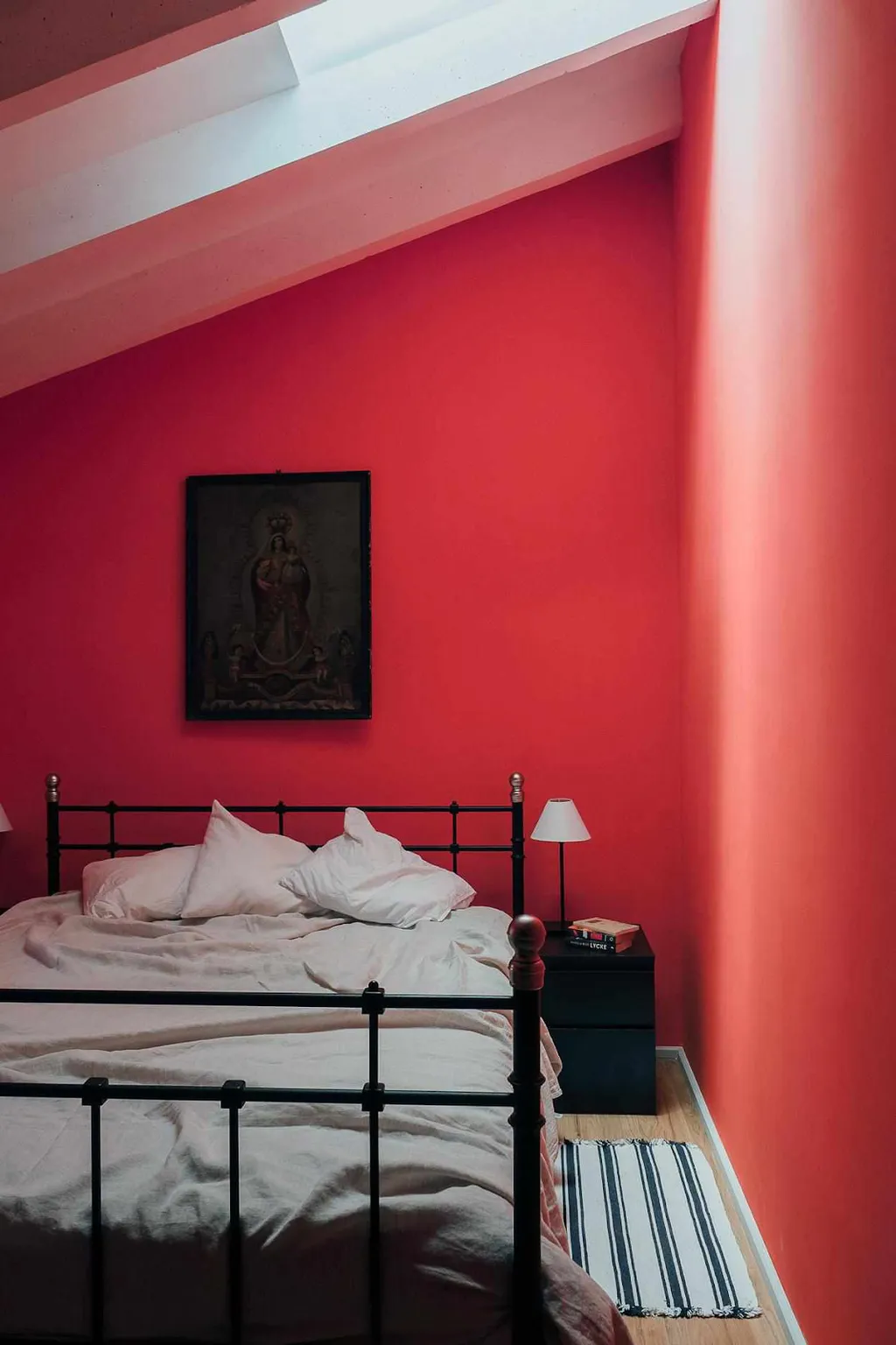 Màu tường đỏ táo bạo cho phòng ngủ