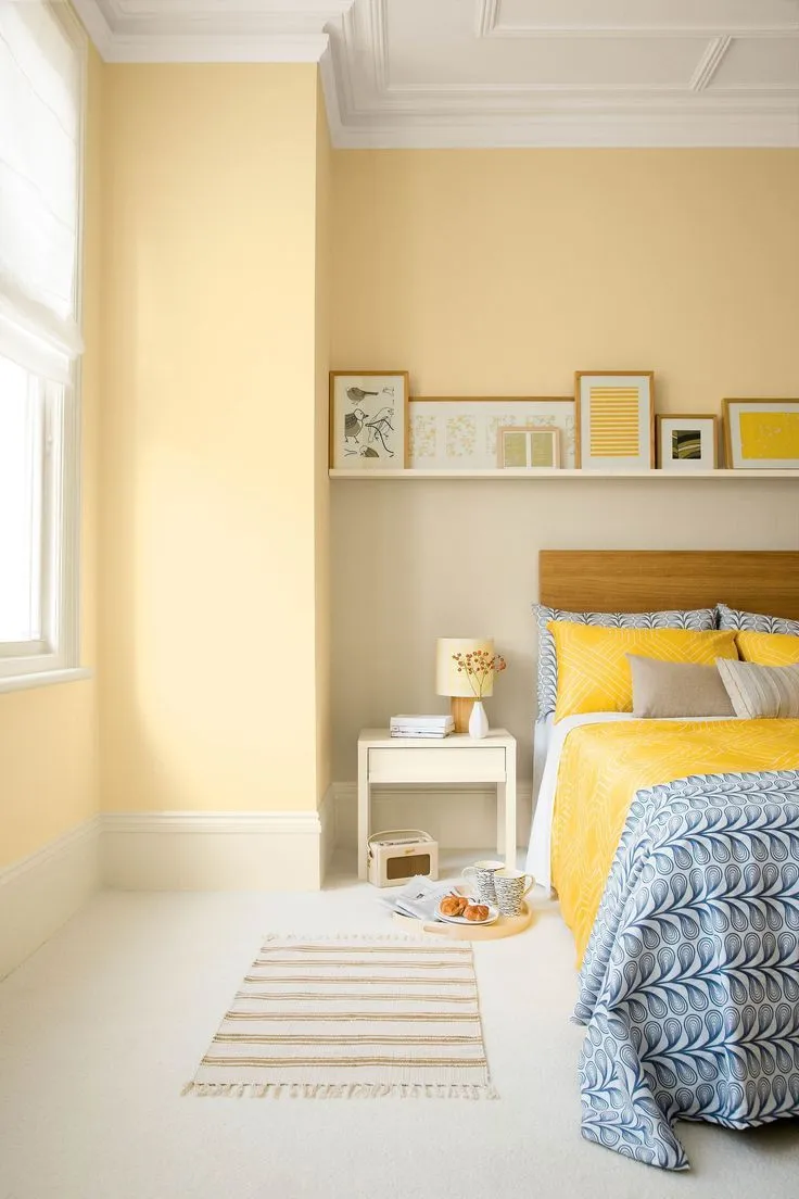 Màu tường vàng nhạt mang đến năng lượng tích cực cho không gian phòng ngủ