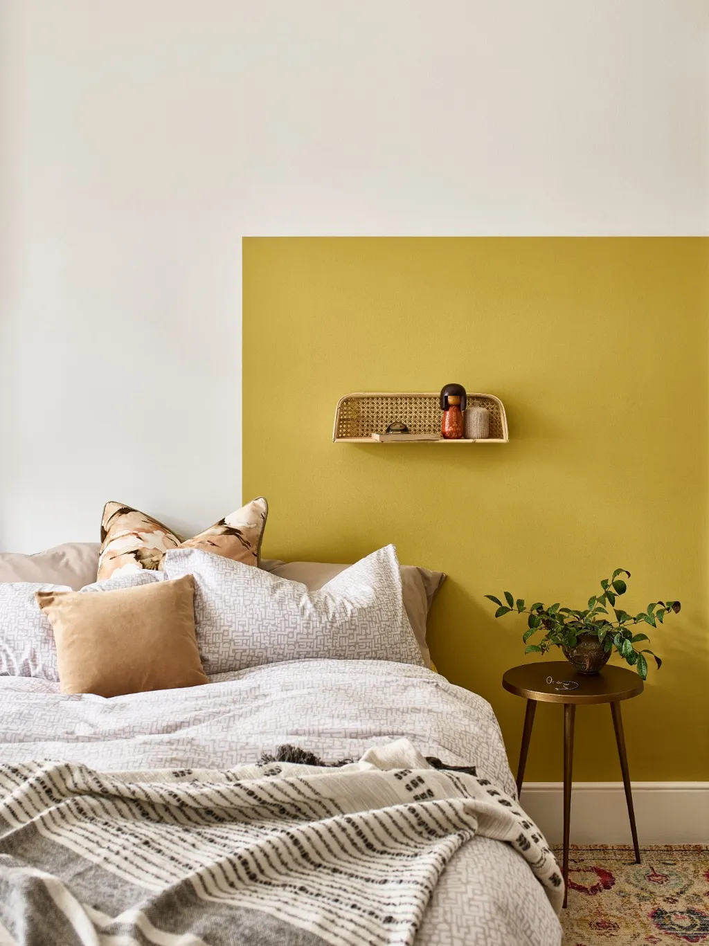 Màu vàng đất là một màu sơn phòng ngủ thu hút ánh sáng tự nhiên