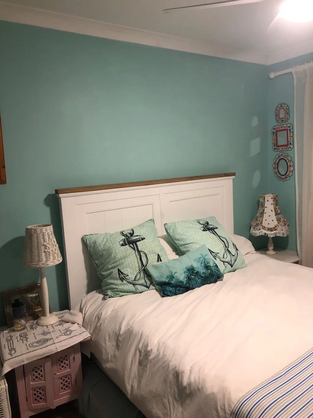 Màu xanh ngọc kết hợp với trắng trong không gian phòng ngủ