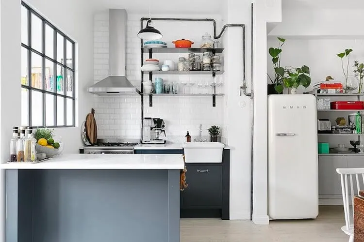 Phòng bếp nhỏ gọn nhưng đầy tiện nghi với việc bố trí không gian và đồ nội thất một cách thông minh và hợp lý. 