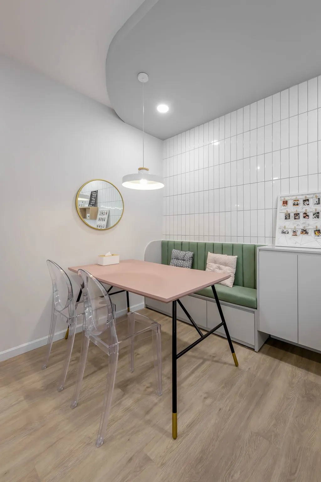 Phong cách Color Block và Minimalist vừa làm đẹp phòng ăn của căn hộ vừa tối ưu được không gian 
