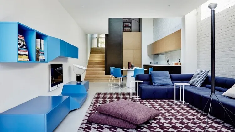 Phòng khách nhà ống 5m hiện đại với màu xanh dương, tím, trắng và màu gỗ.